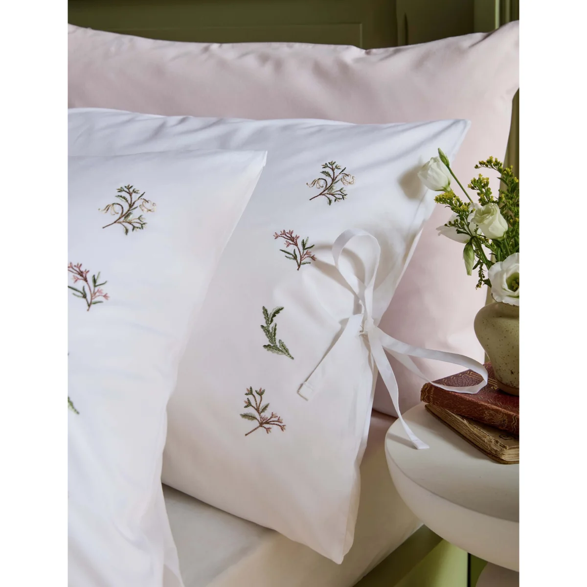 Historic Royal Palaces 2 Pack Victoria Sprigs Pillowcases White Mix – image 3
