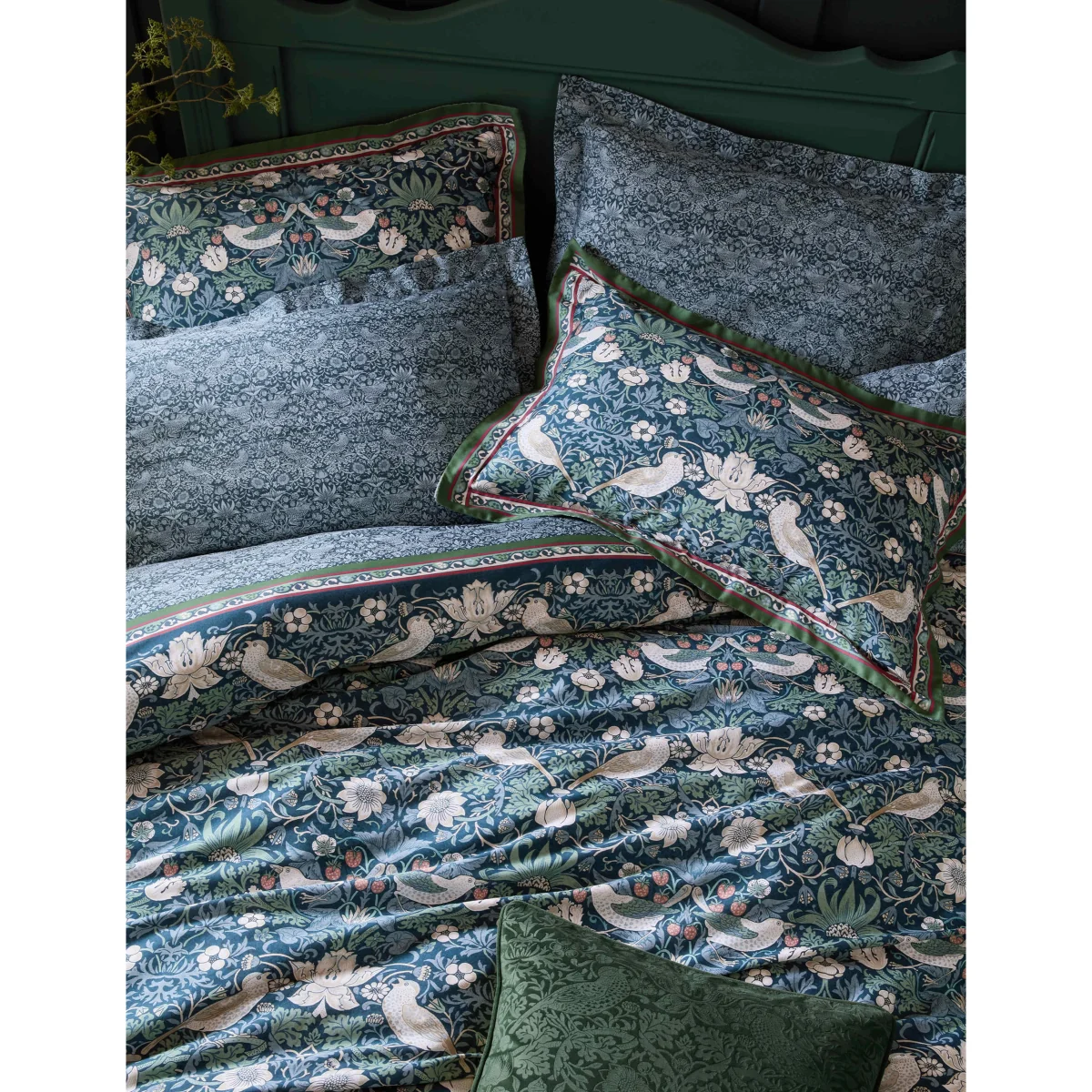 William Morris At Home 2 Pack Pure Cotton Midnight Strawberry Thief Pillowcases Light Blue Mix – image 2