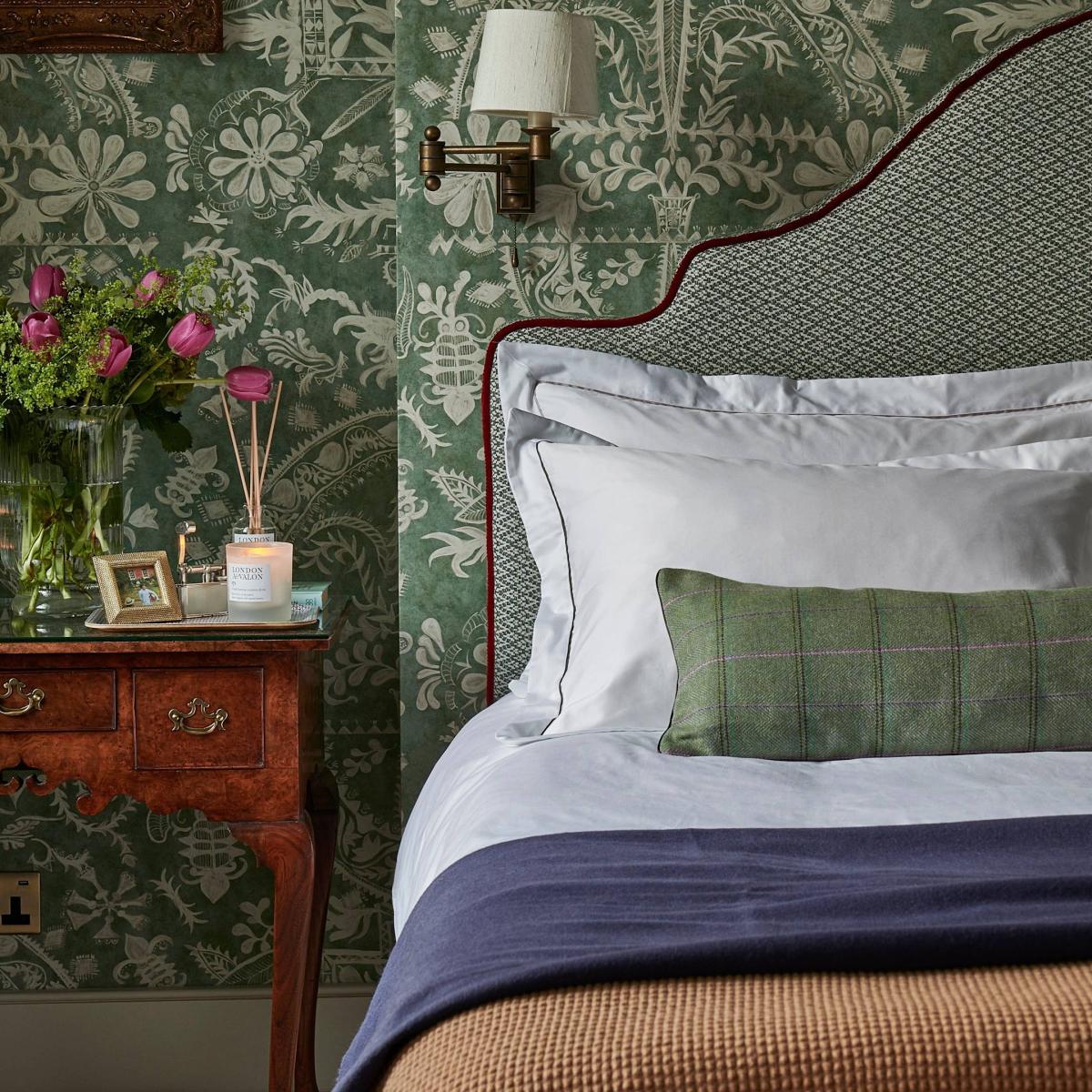 Green / White Heritage Standard Oxford Pillowcase- White With Canopy Green Trim | London & Avalon – image 2