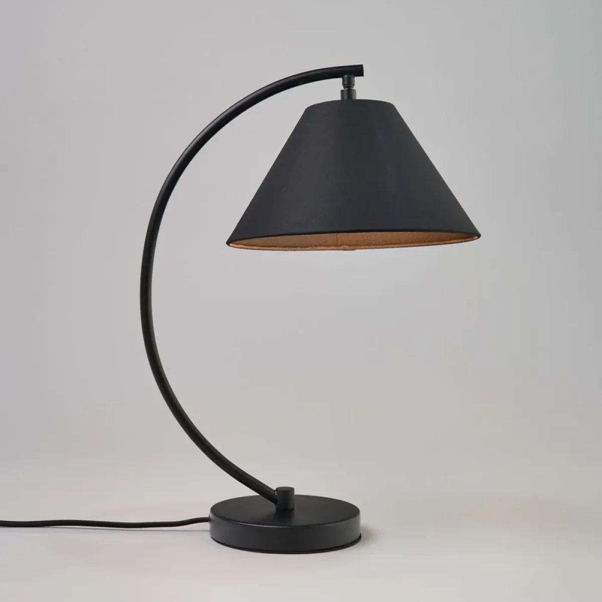 Nellie Curved Table Lamp, Matte Black – image 3