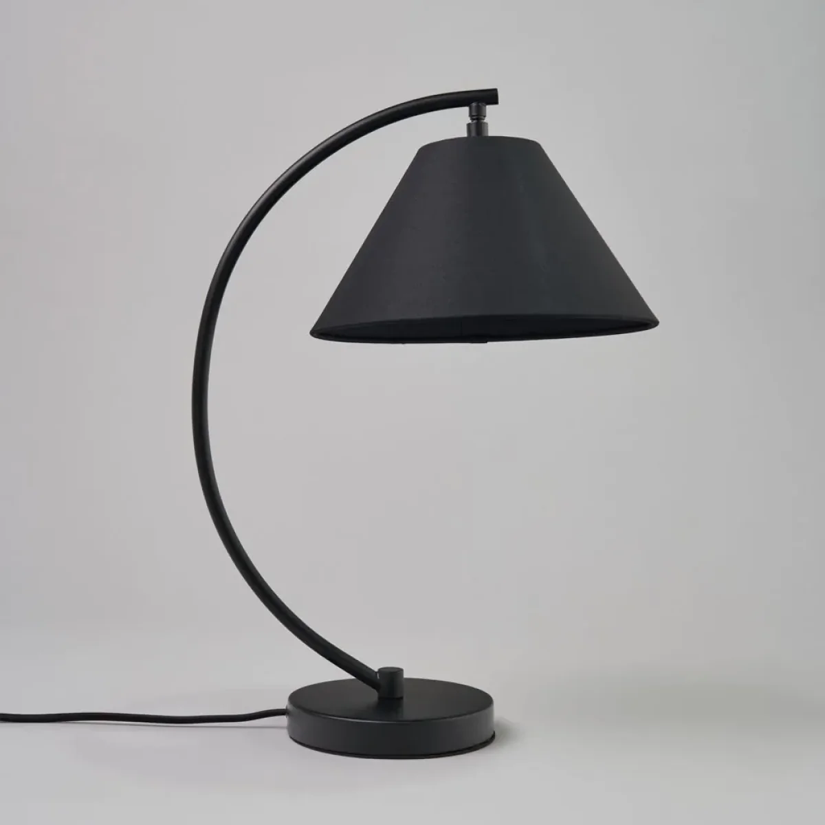 Nellie Curved Table Lamp, Matte Black – image 4