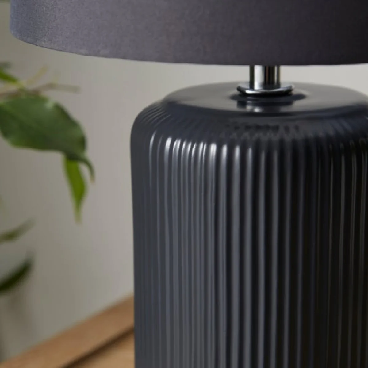 Lea Ribbed Ceramic Table Lamp – image 3