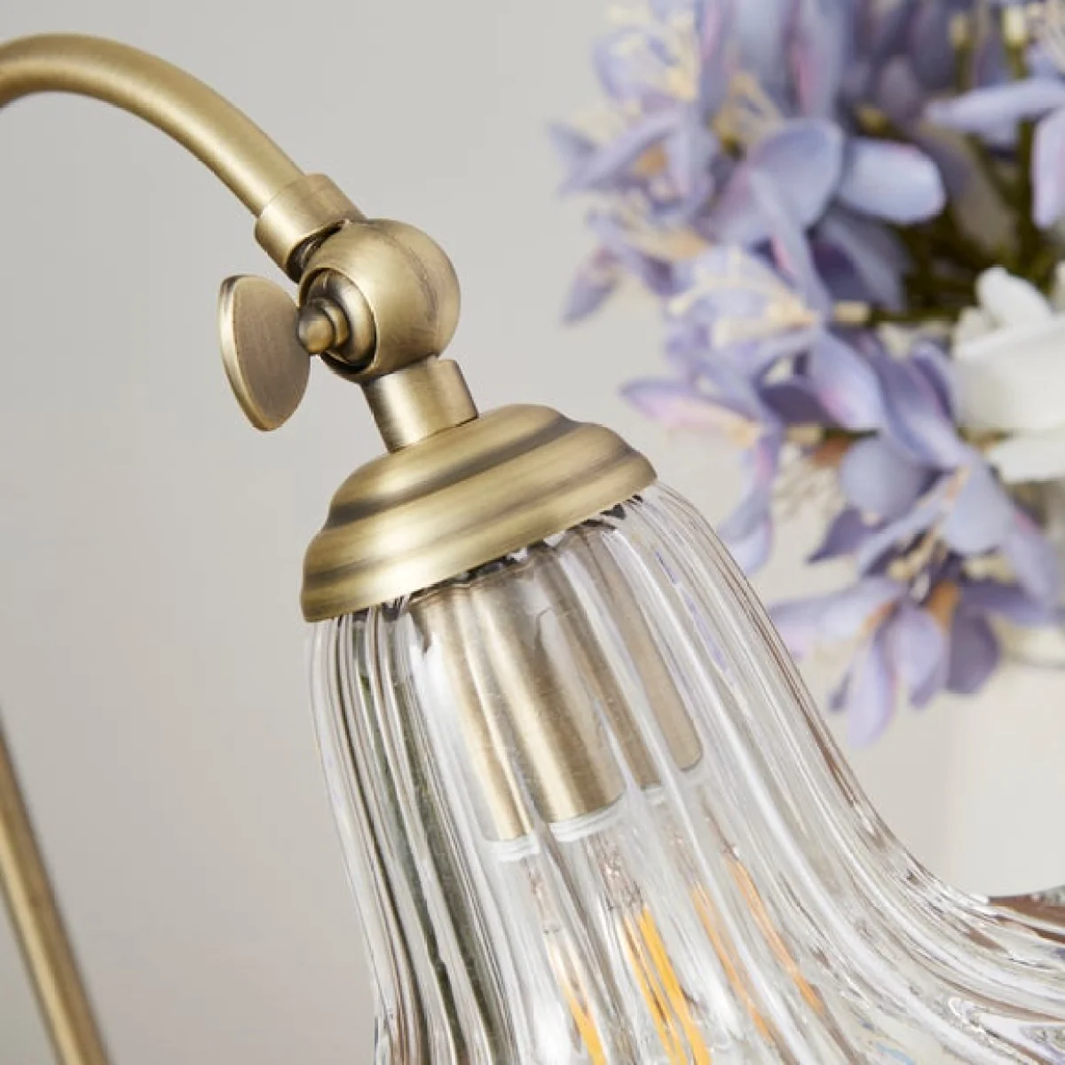 Sophia Floral Table Lamp – image 3