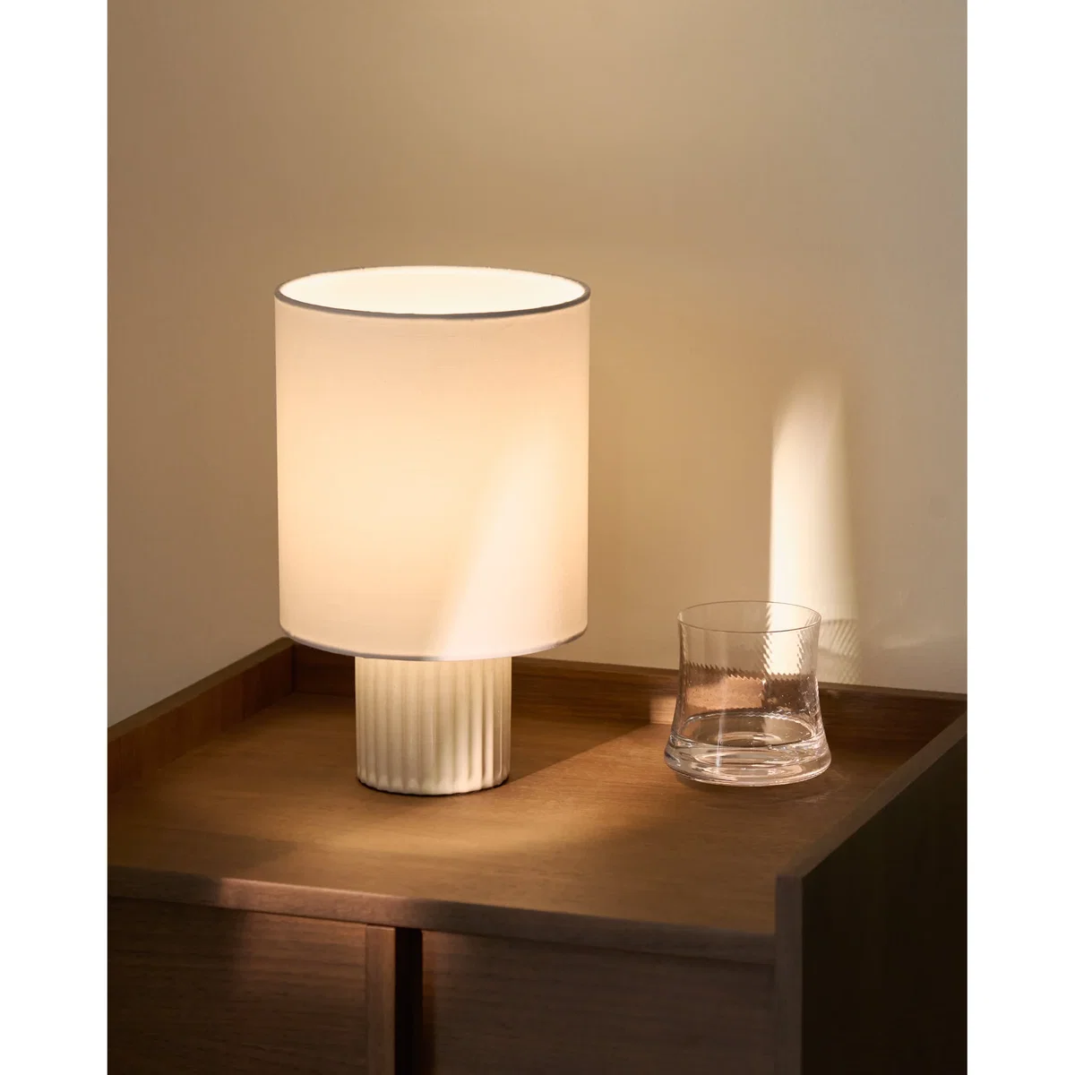 Eshe ceramic table lamp with white finish with UK adapter – image 2