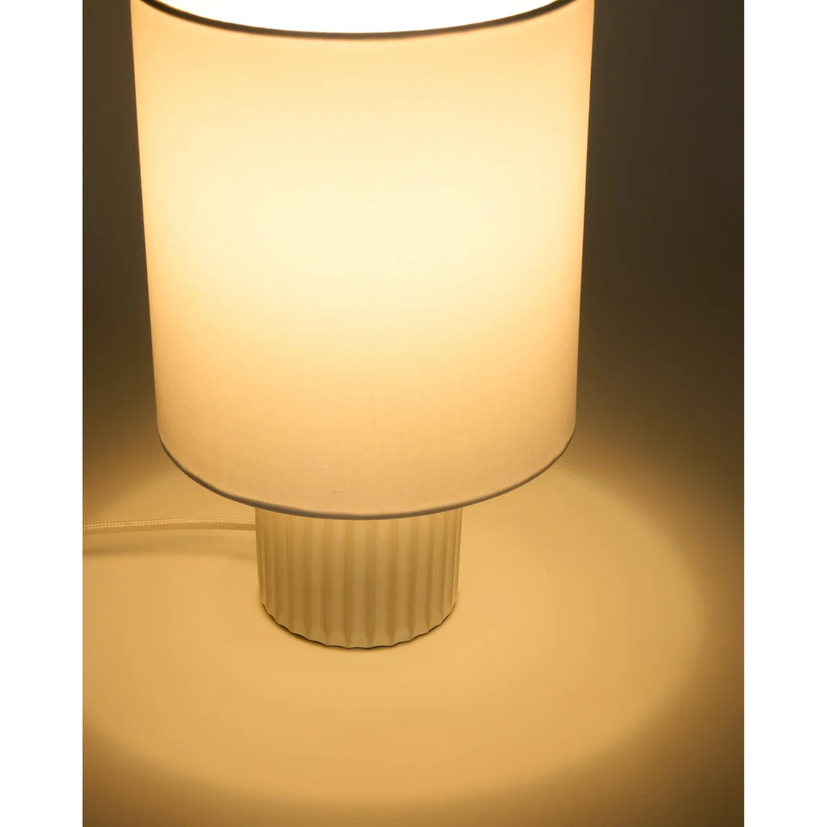 Eshe ceramic table lamp with white finish with UK adapter – image 3
