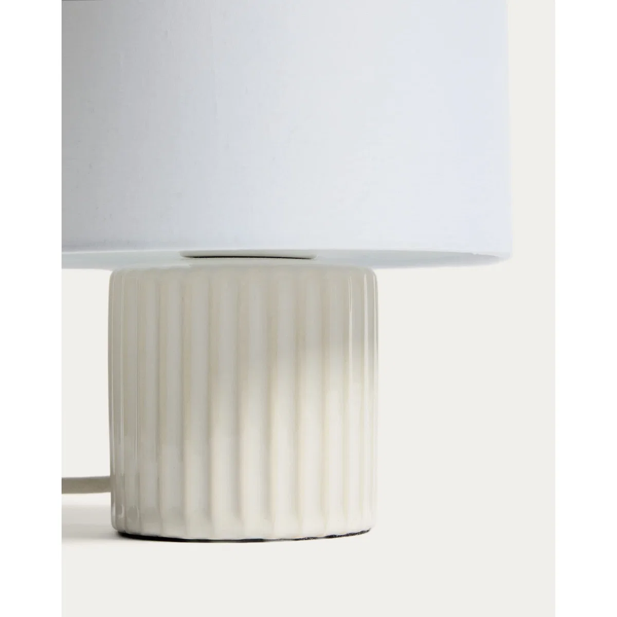 Eshe ceramic table lamp with white finish with UK adapter – image 4
