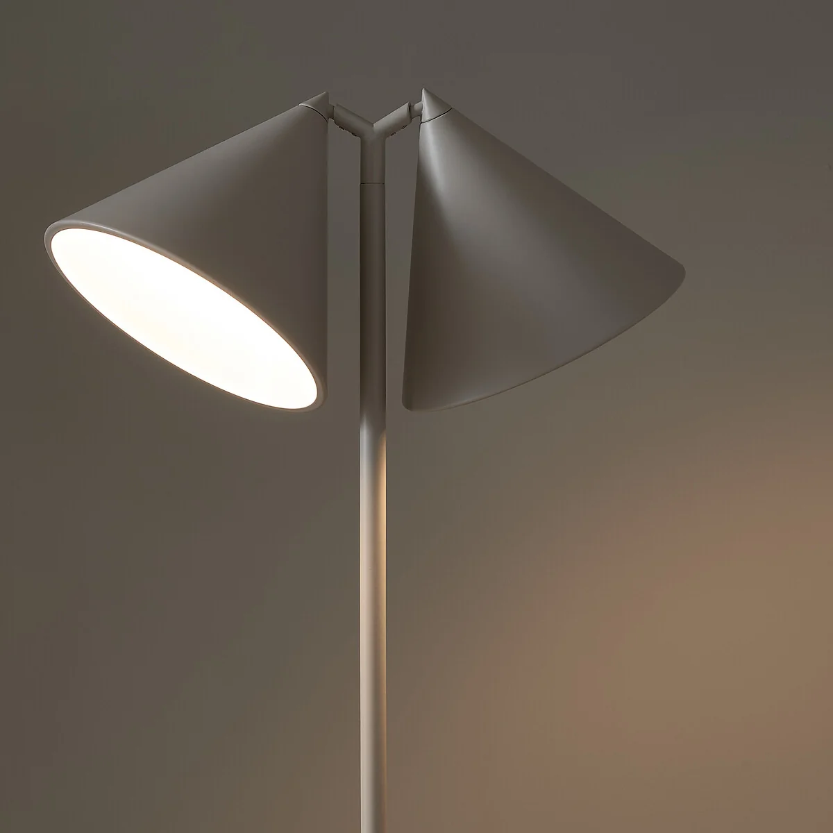 Moke Metal Floor Reading Lamp – image 3