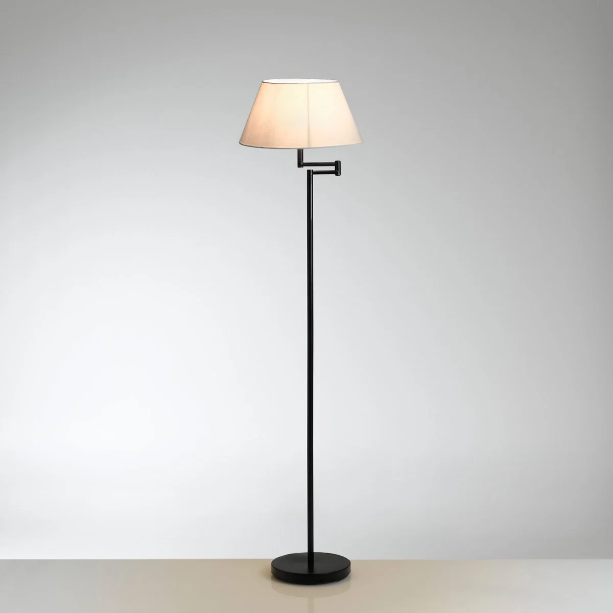 Nyna Floor Lamp with Articulated Arm – image 2