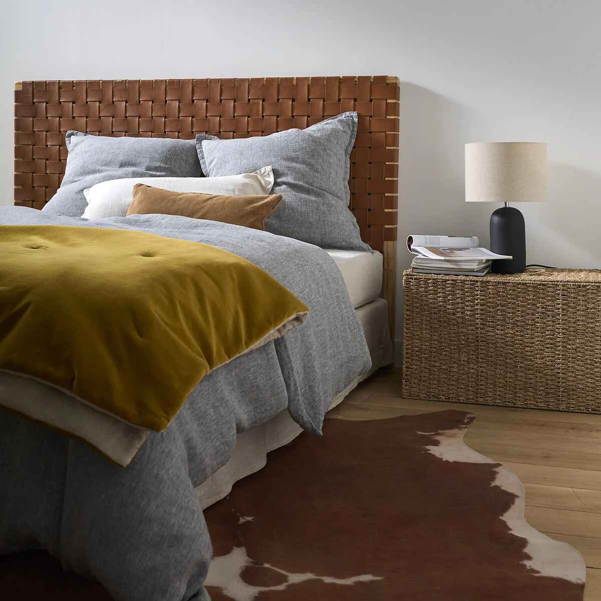 Emna Concrete and Linen Table Lamp – image 2