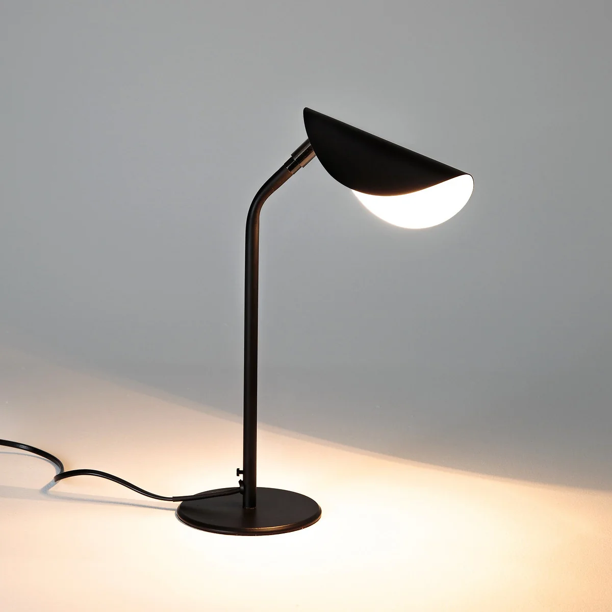 Funambule Adjustable Black Matte Metal Table Lamp – image 3