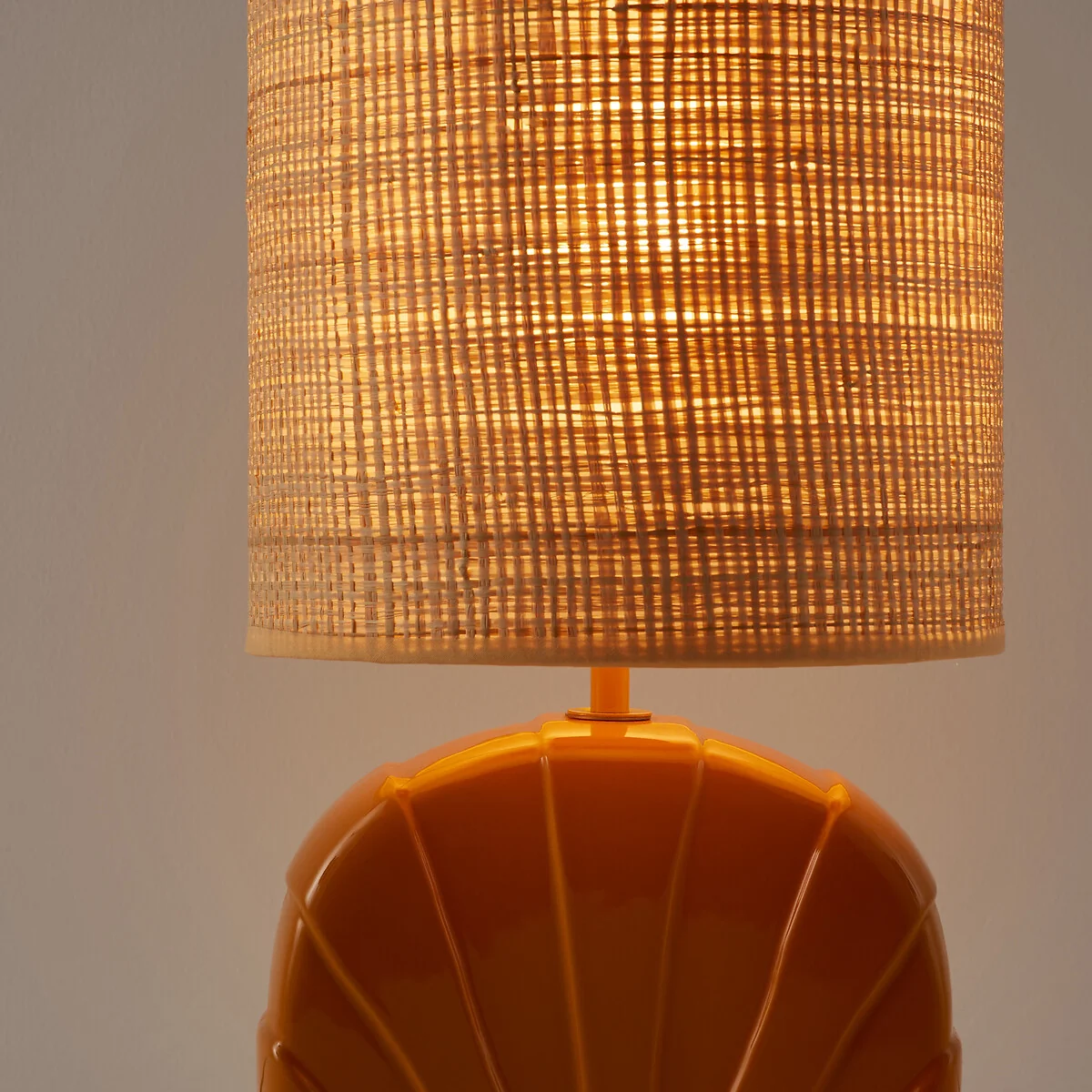 Sunia Ceramic and Raffia Table Lamp – image 4