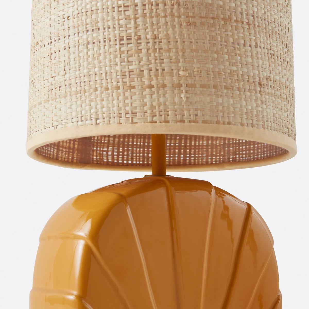Sunia Ceramic and Raffia Table Lamp – image 5