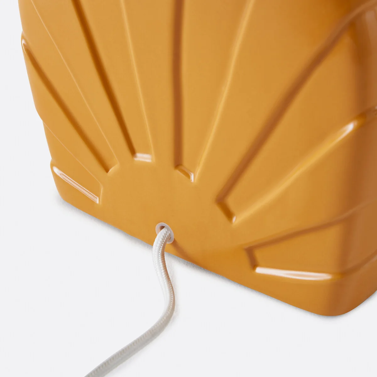 Sunia Ceramic and Raffia Table Lamp – image 6