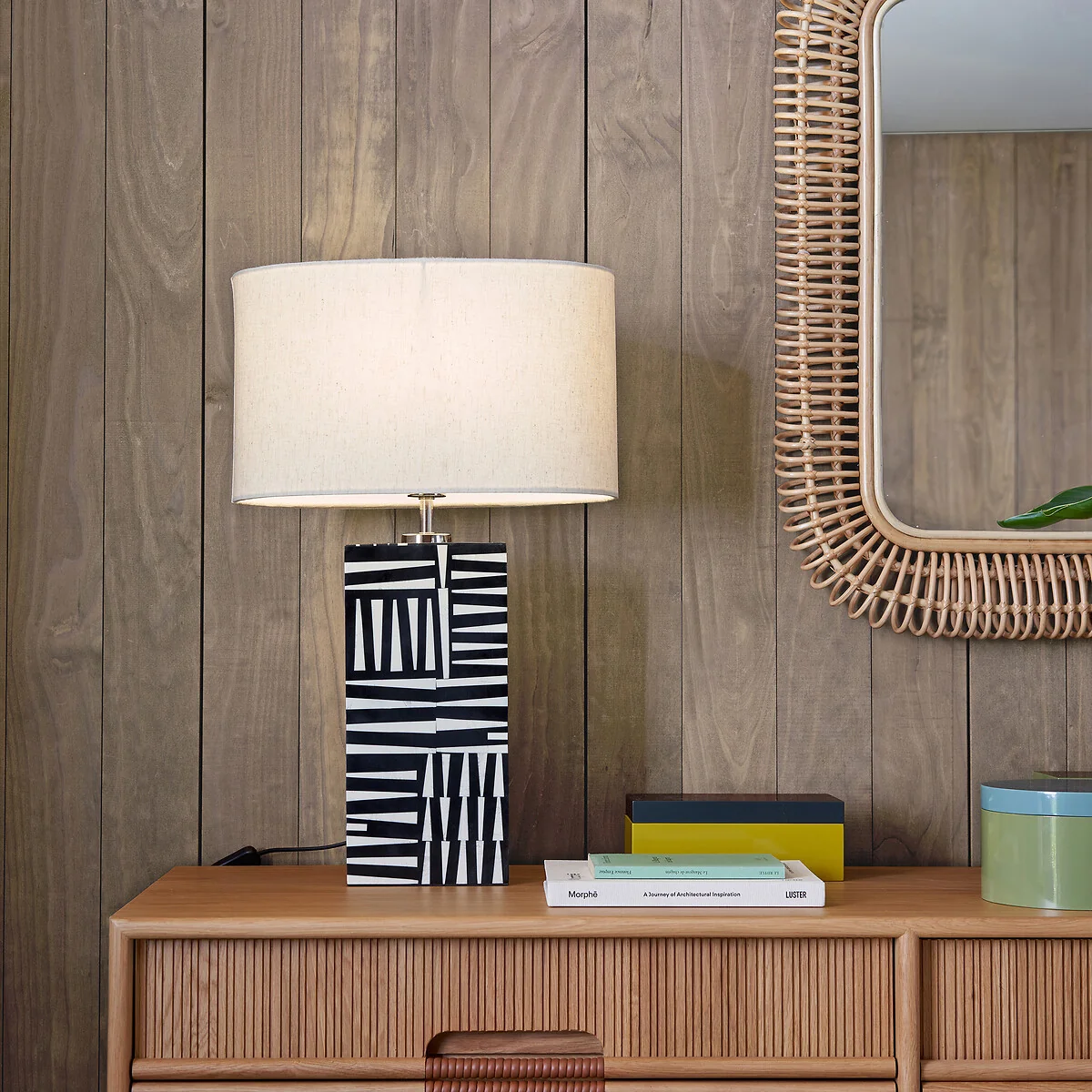 Kucha Table Lamp in Black and White Resin – image 2
