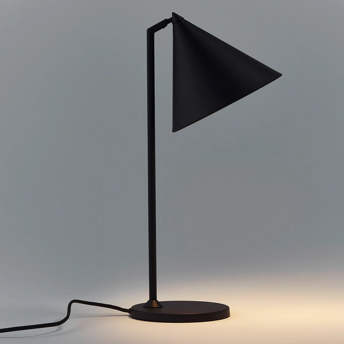 Moke Metal Cone Table Lamp – image 4