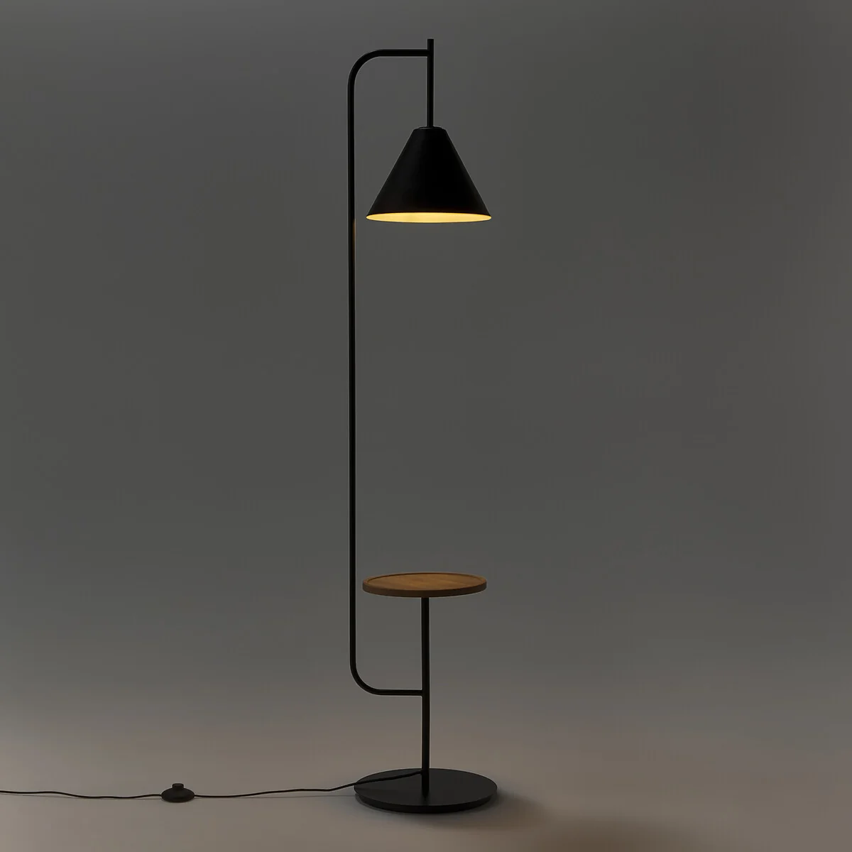 Mugli Iron Lamp with Oak Shelf – image 4