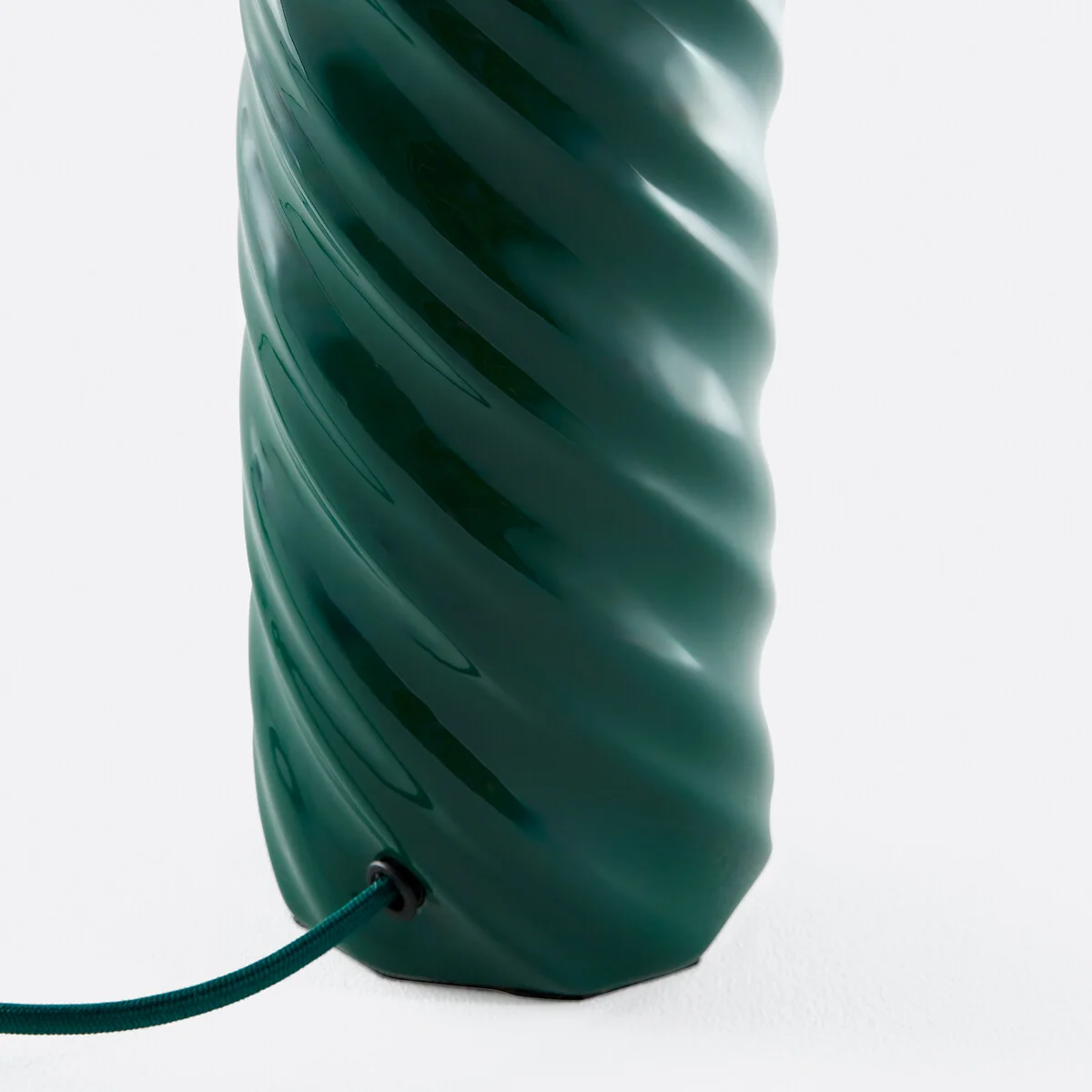 Dehen Ceramic and Linen Table Lamp – image 7