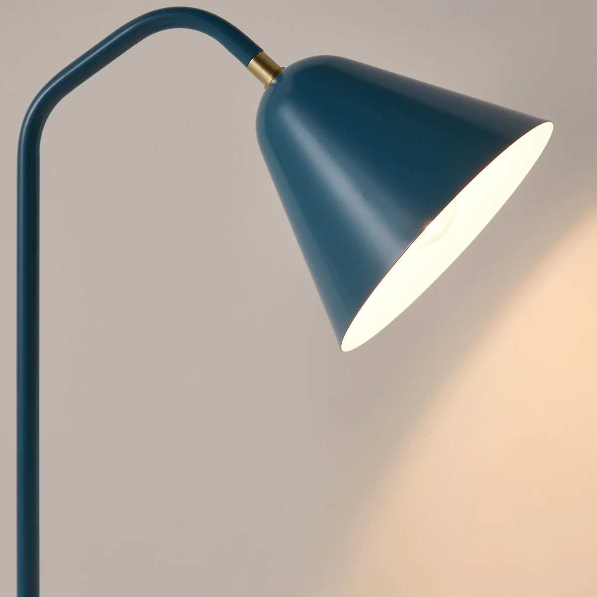 Copita Metal Table Lamp – image 3