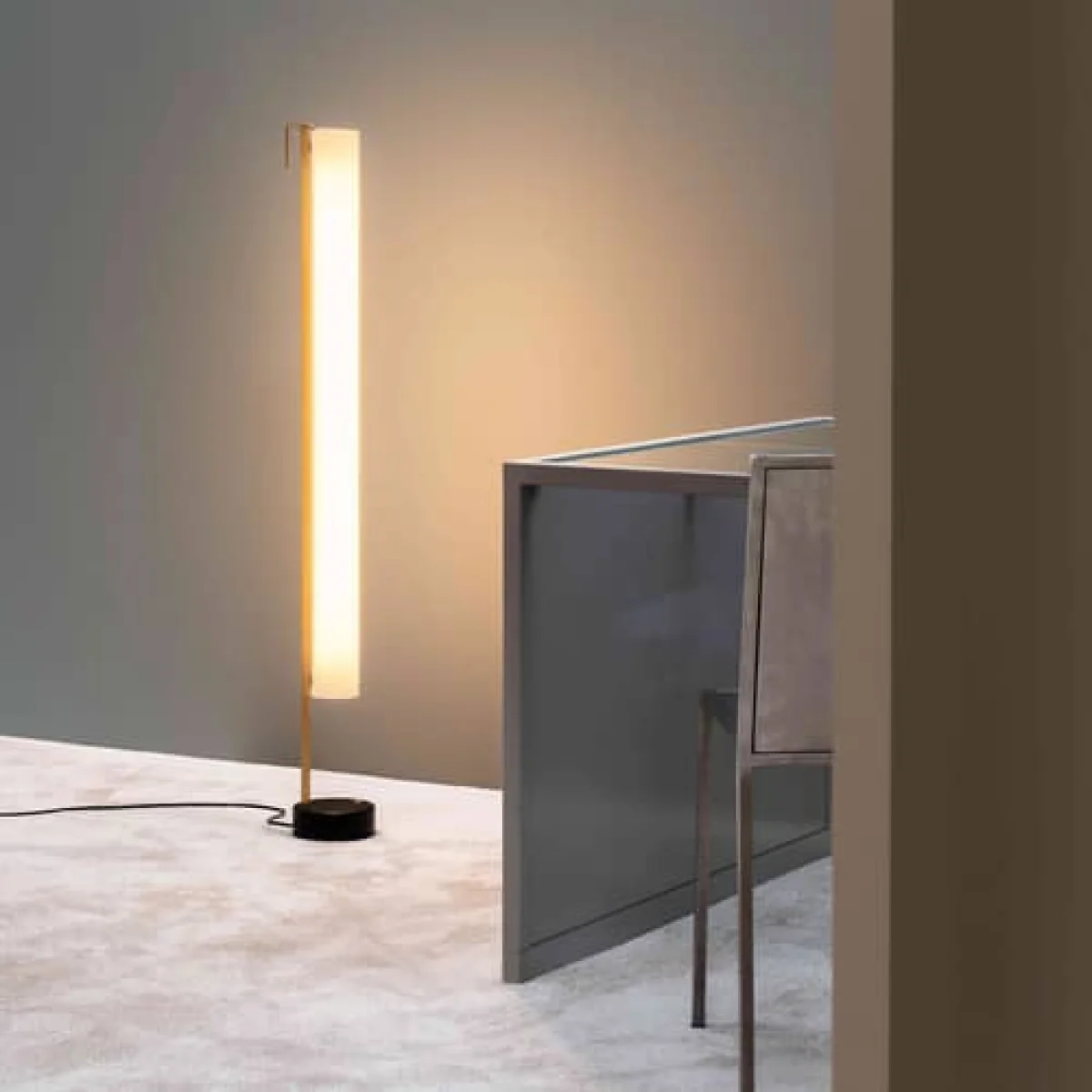 G54 Floor lamp plastic material white / LED - 1959 Reissue, Pierre Guariche - SAMMODE STUDIO – image 4