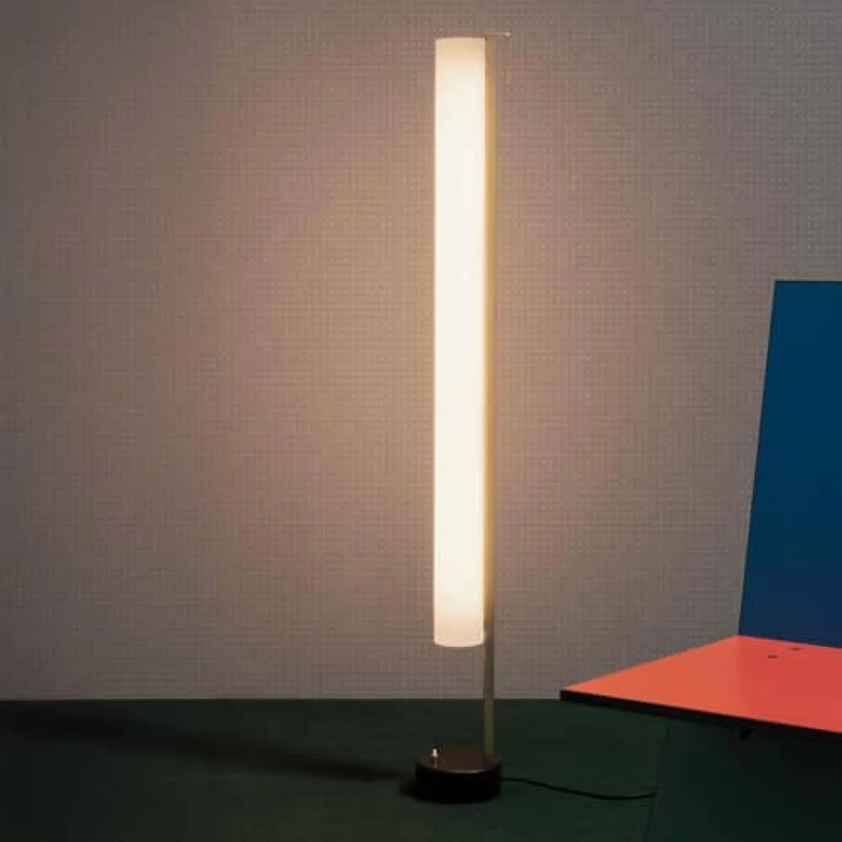 G54 Floor lamp plastic material white / LED - 1959 Reissue, Pierre Guariche - SAMMODE STUDIO – image 6