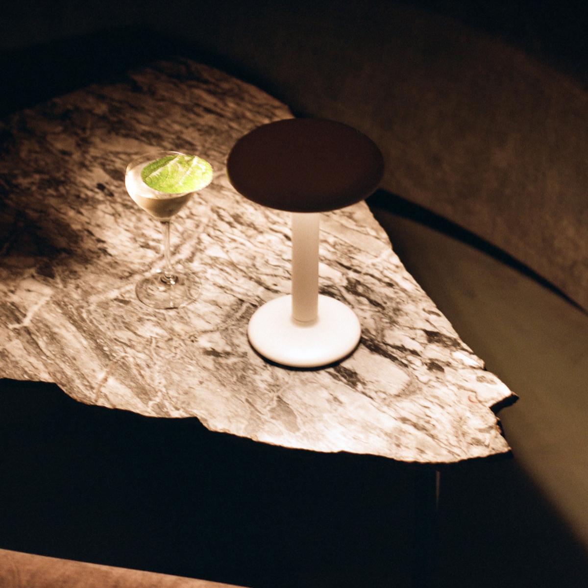 Wireless rechargeable lamp Gustave LED metal / Ø 16 x H 23 cm - Aluminium - Flos – image 2