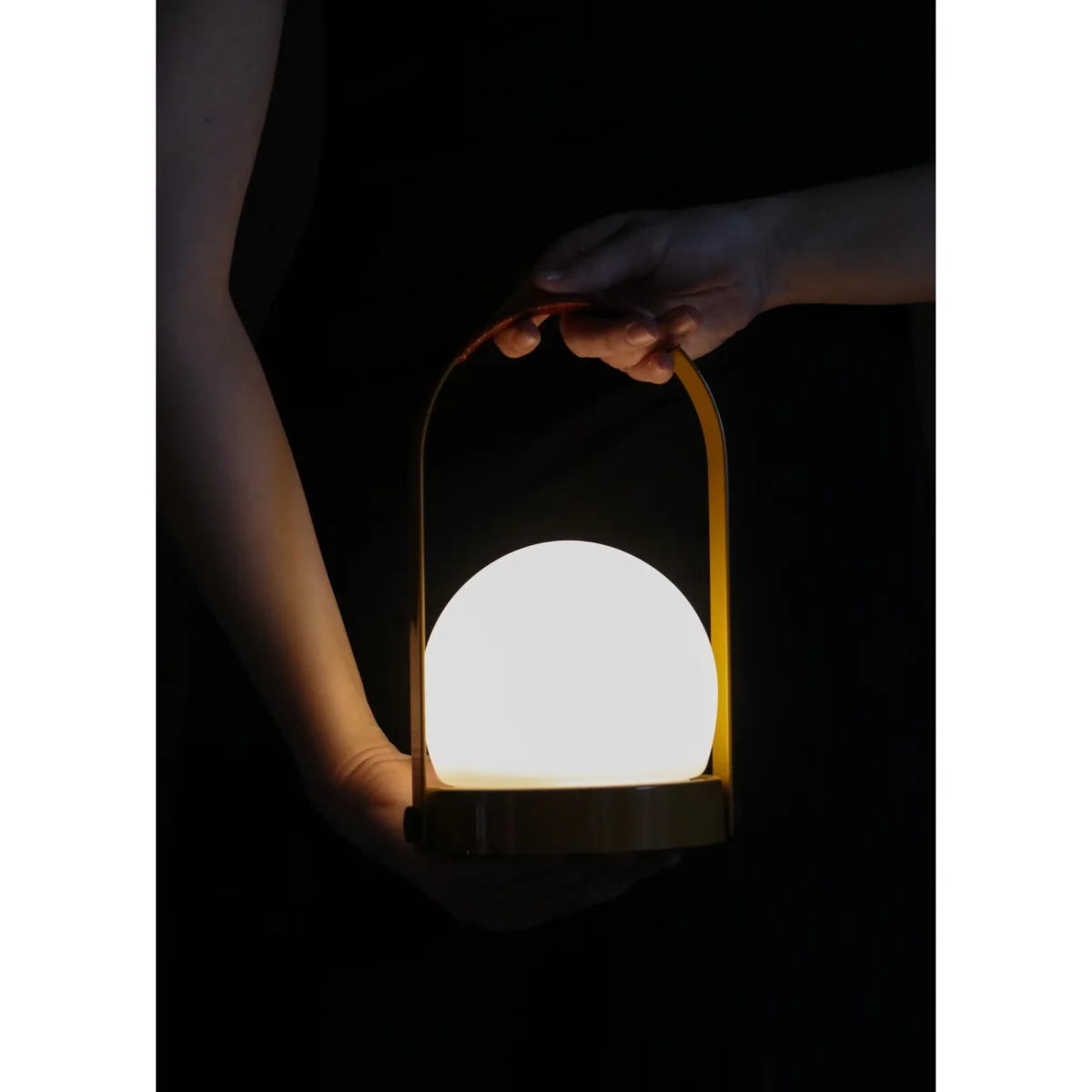 Audo Copenhagen Carrie portable table lamp Golden brown – image 2