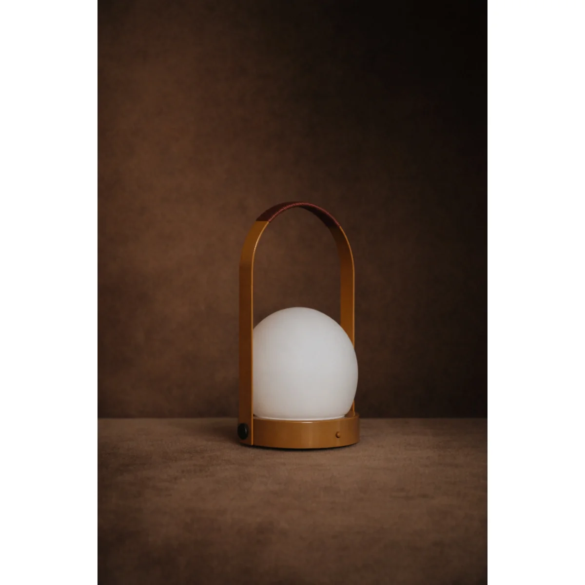 Audo Copenhagen Carrie portable table lamp Golden brown – image 4