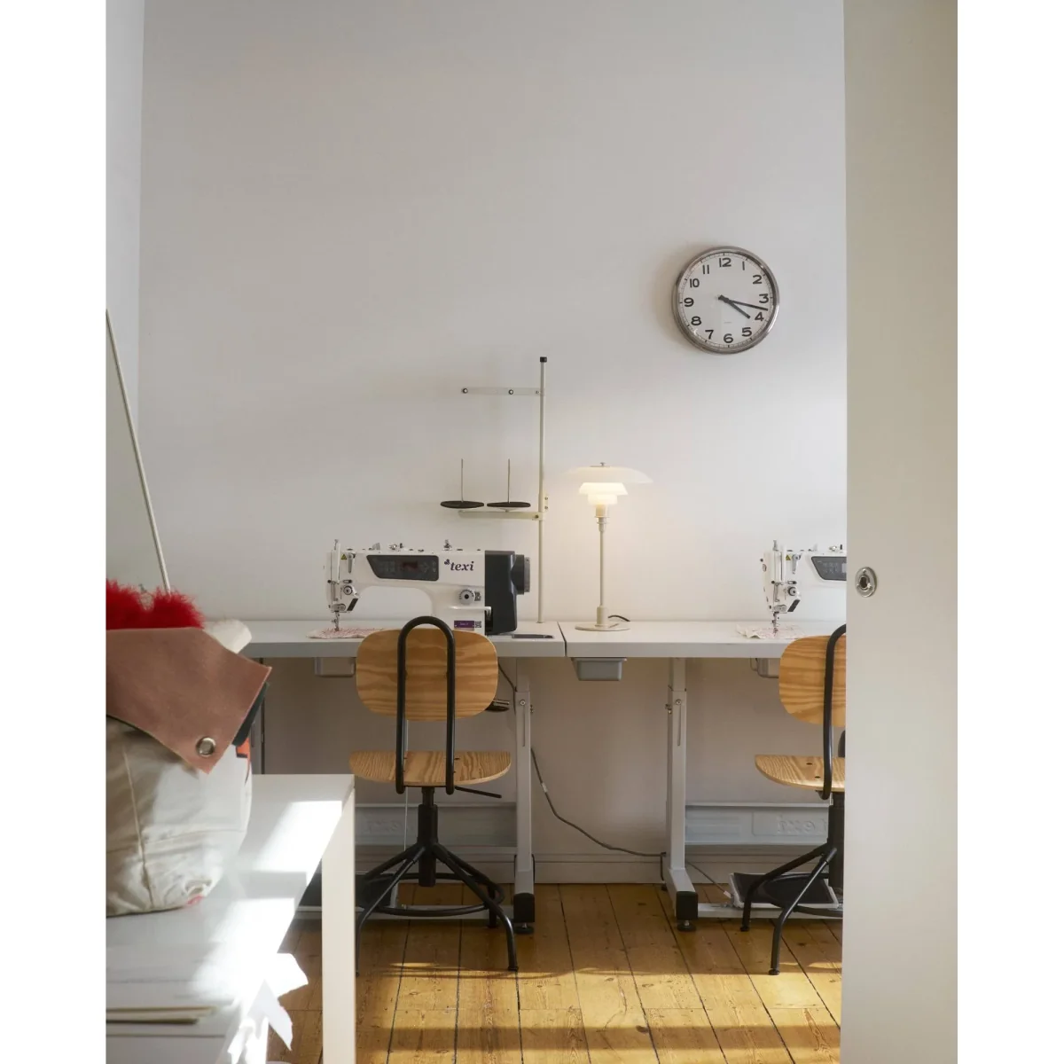 Louis Poulsen PH 3/2 table lamp Glossy beige – image 2