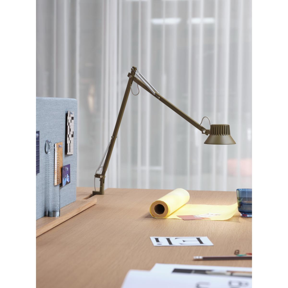 Muuto Dedicate L2 table lamp with clamp Brown Green – image 3
