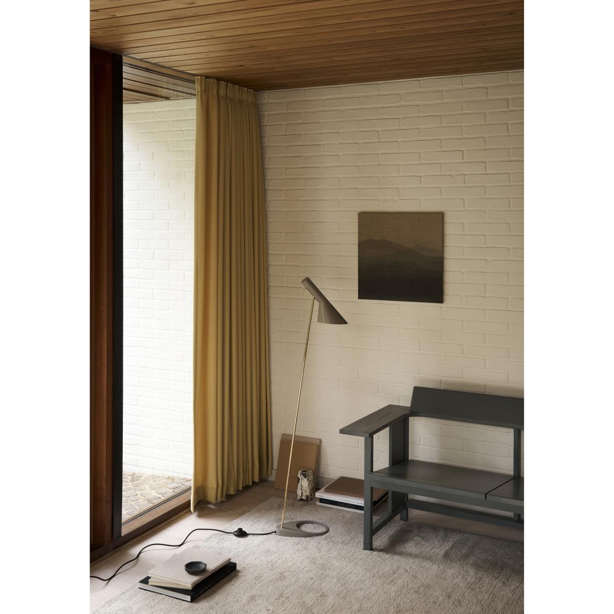 Louis Poulsen AJ floor lamp Brass-warm grey – image 3