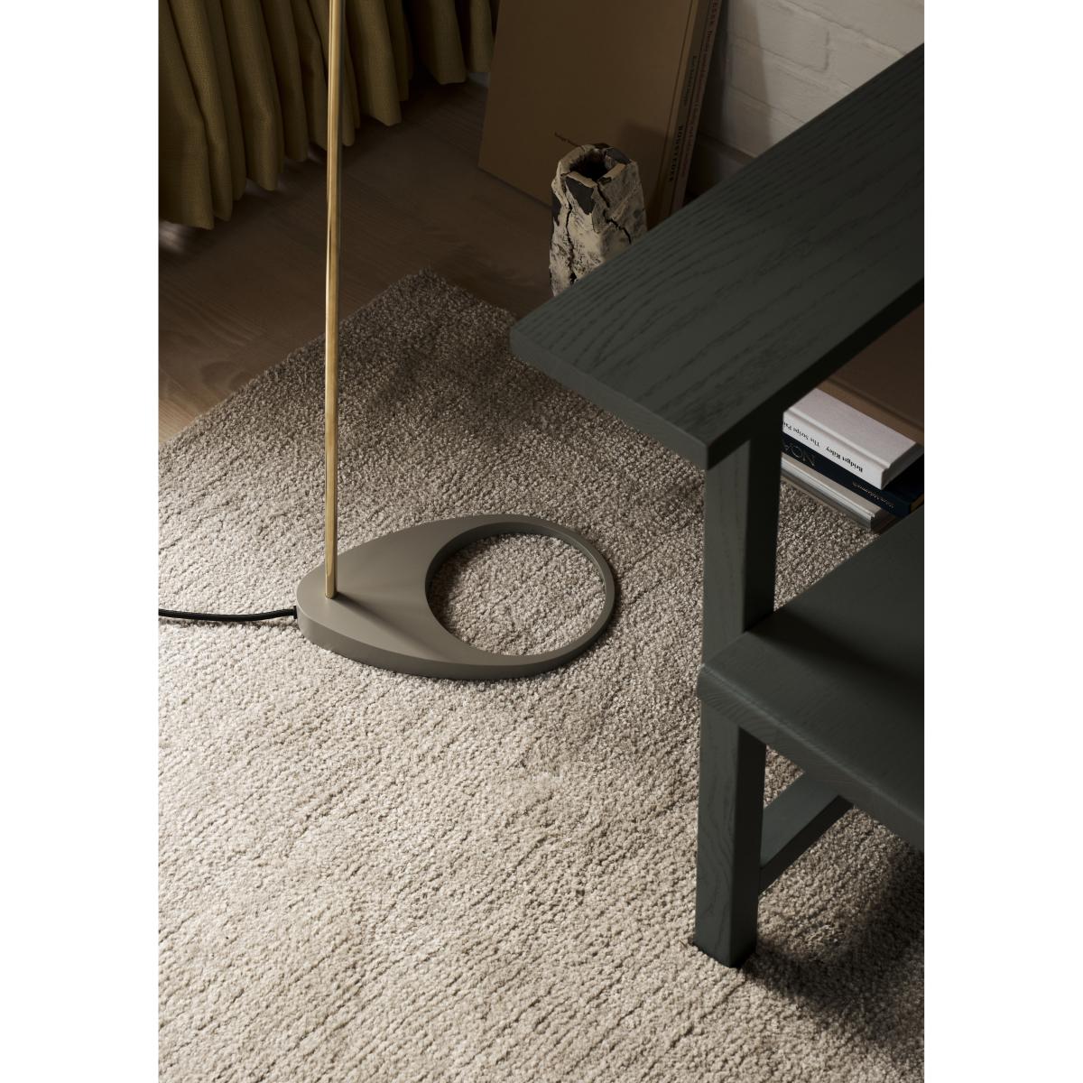 Louis Poulsen AJ floor lamp Brass-warm grey – image 4