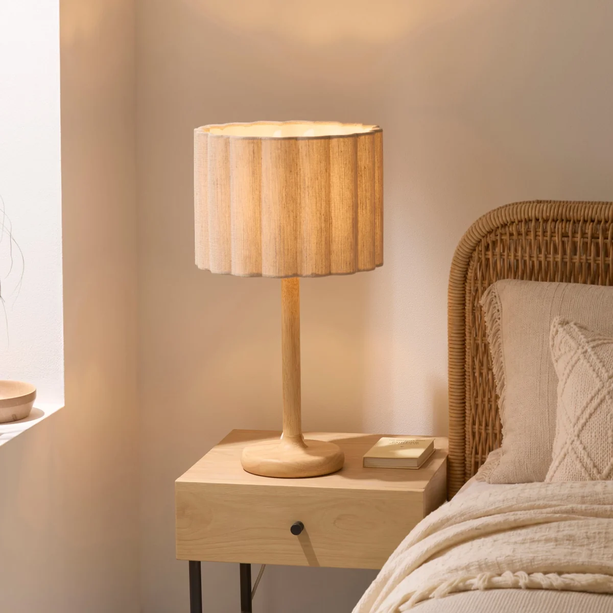 Olson Oak & Natural Scalloped Table Lamp – image 3