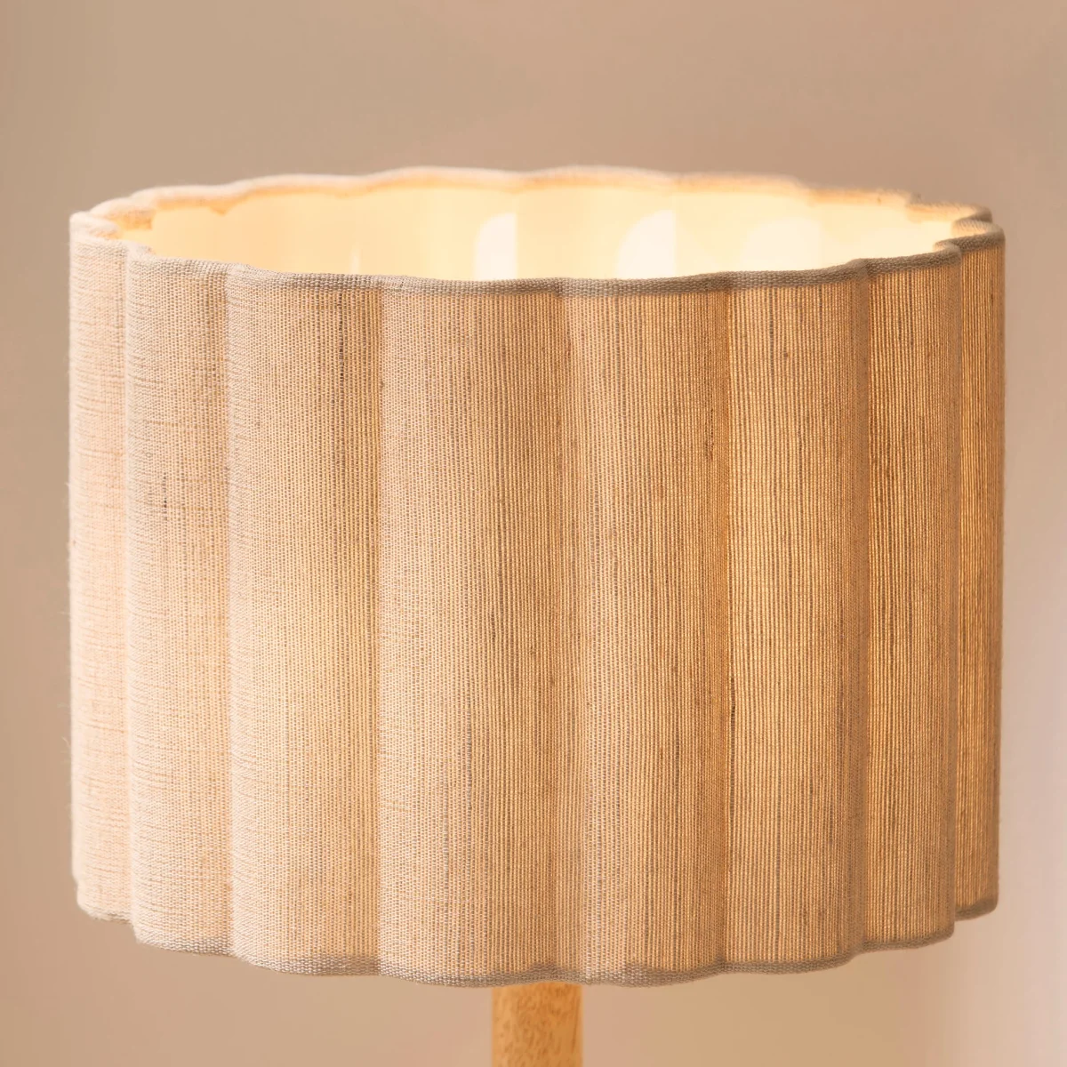 Olson Oak & Natural Scalloped Table Lamp – image 4