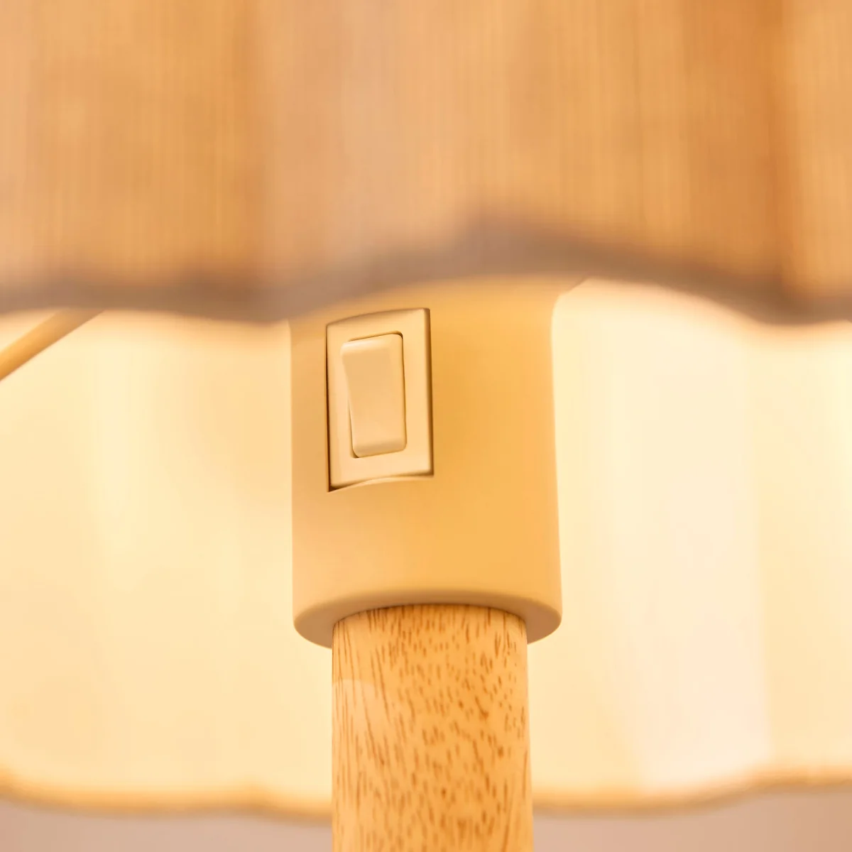 Olson Oak & Natural Scalloped Table Lamp – image 6