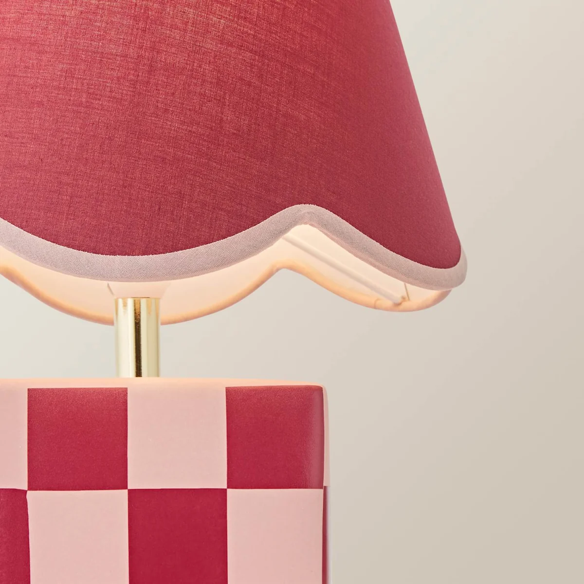 Evie Ceramic Checkerboard Table Lamp with Scallop Shade - Burgundy / 1.21kg – image 6