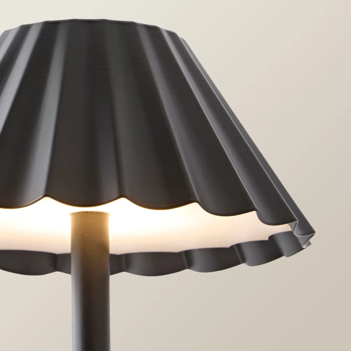 Avery Portable Rechargeable Table Lamp - Matte Black – image 6