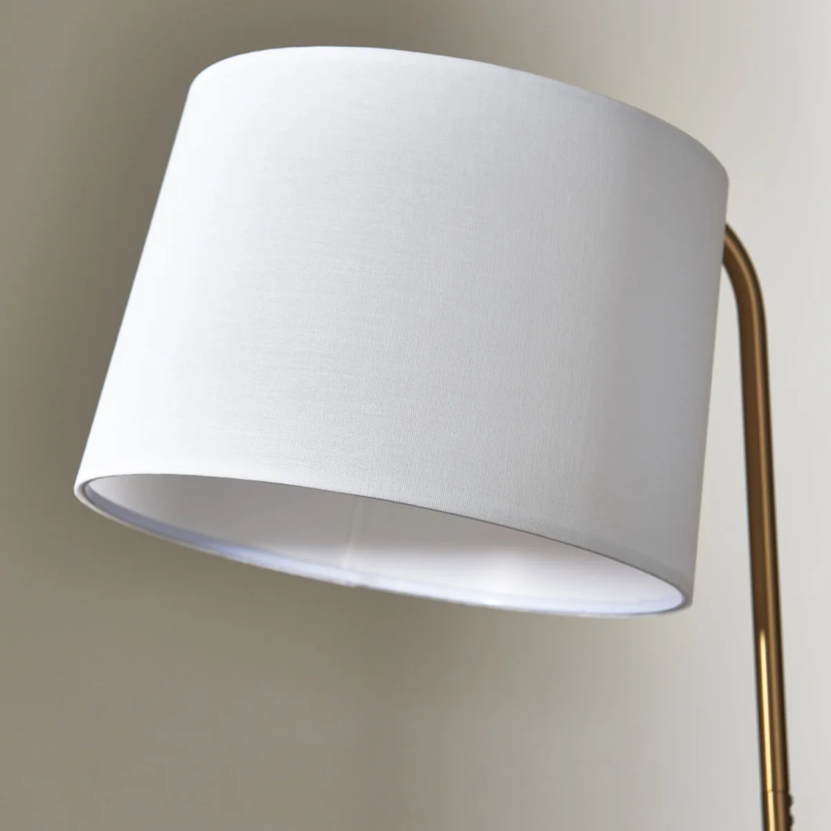 Newbury floor reading lamp - Brushed Brass Plate And White Cotton – image 4