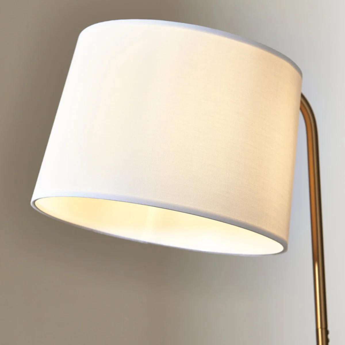 Newbury floor reading lamp - Brushed Brass Plate And White Cotton – image 5