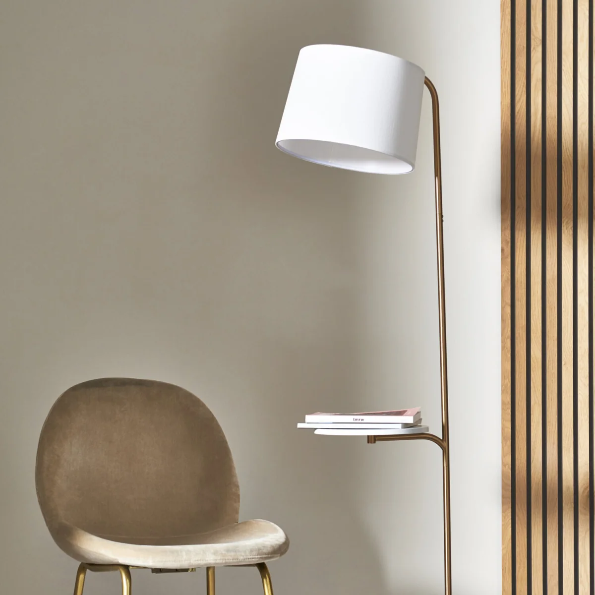 Newbury floor reading lamp - Brushed Brass Plate And White Cotton – image 7