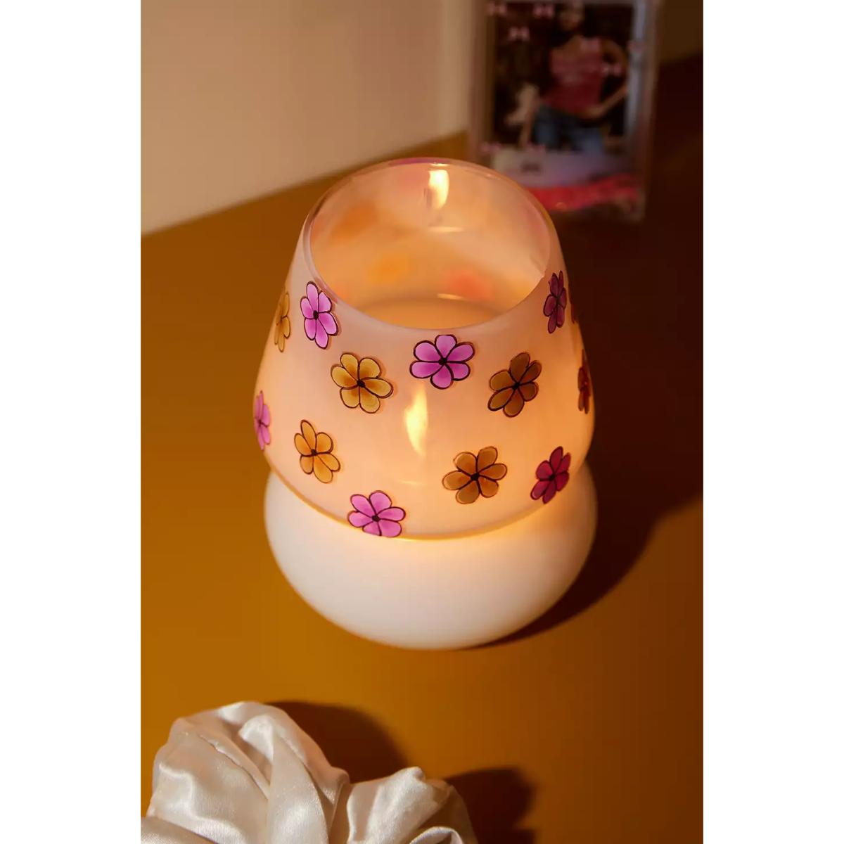 Ava White Daisy Lamp-Shaped Candle - White ALL at Urban Outfitters – image 2