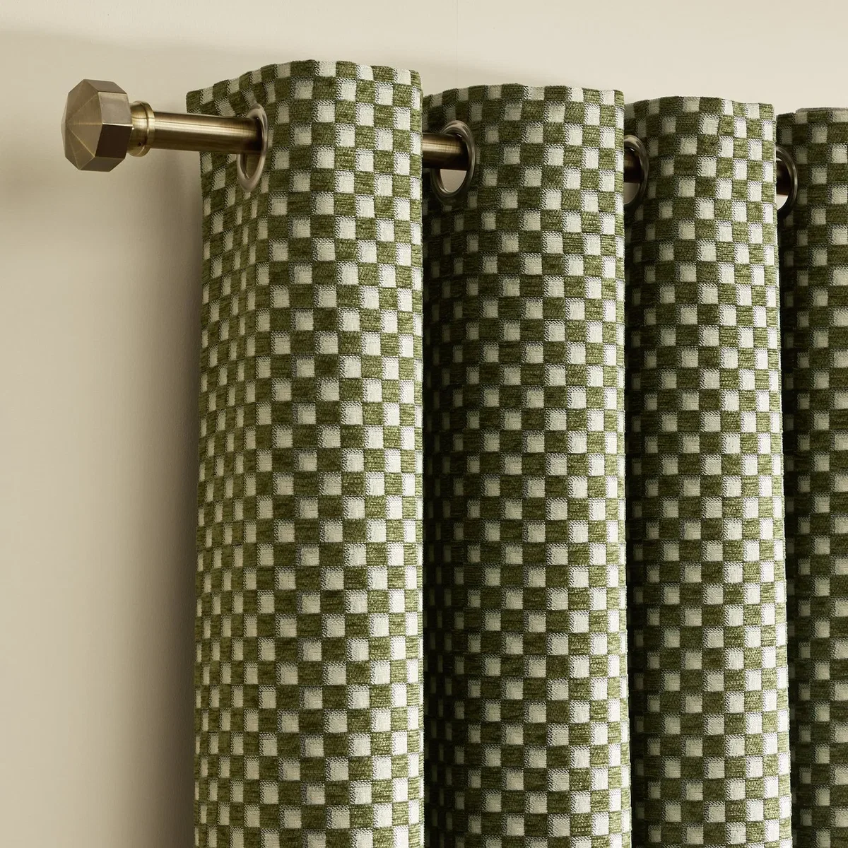 Habitat Chequered Blackout Eyelet Curtain - Green - 117x137cm – image 4