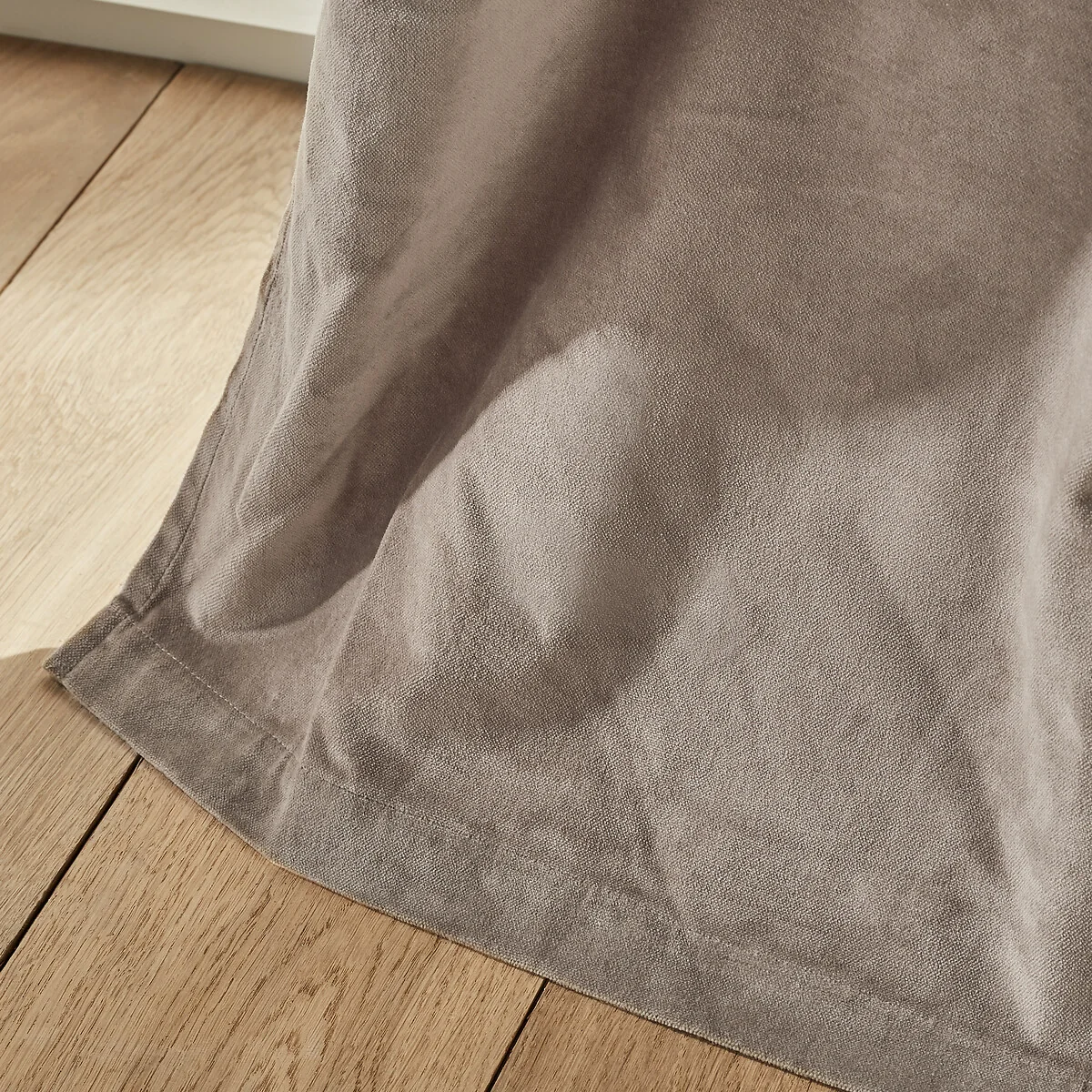 Lavezzi Single Velvet Curtain with Little Eyelets – image 4