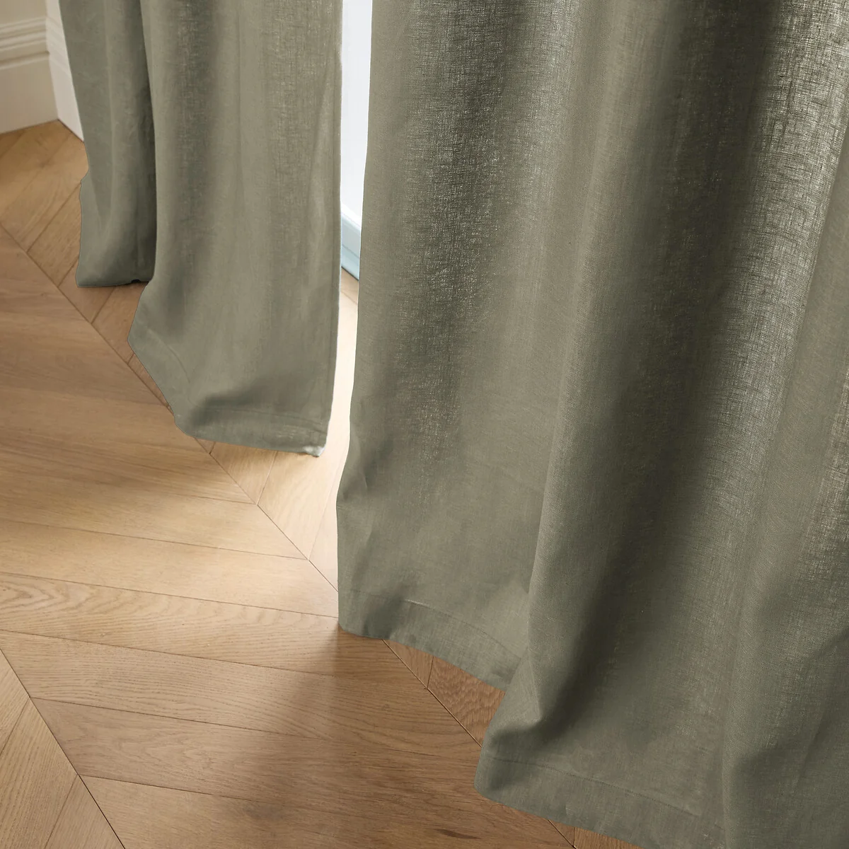 Private Curtain in Lined Washed Linen with Concealed Tabs – image 2