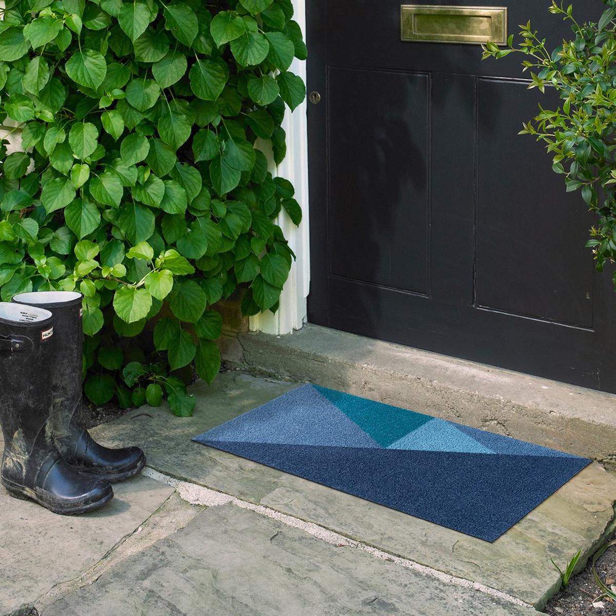 Trendy Brush Outdoor Geo Doormat in Blue – image 1