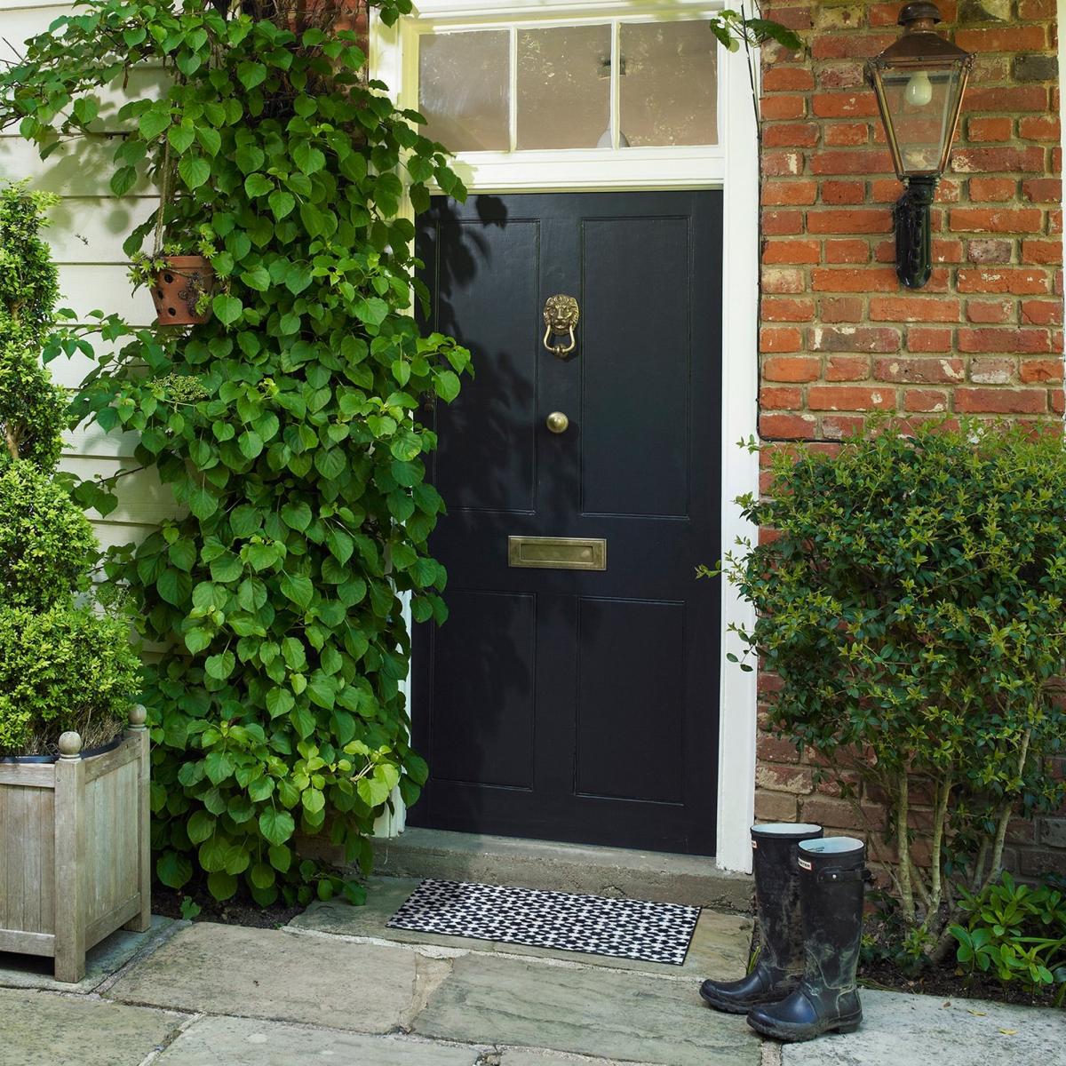 Trendy Brush Starry Tiles Doormat in Black White – image 2