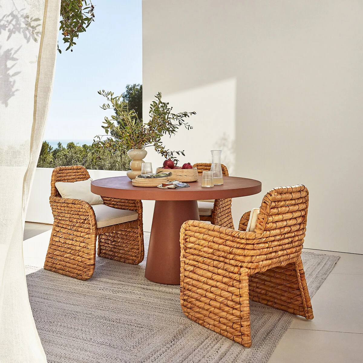 Argine Round Rockstone Garden Table – image 3