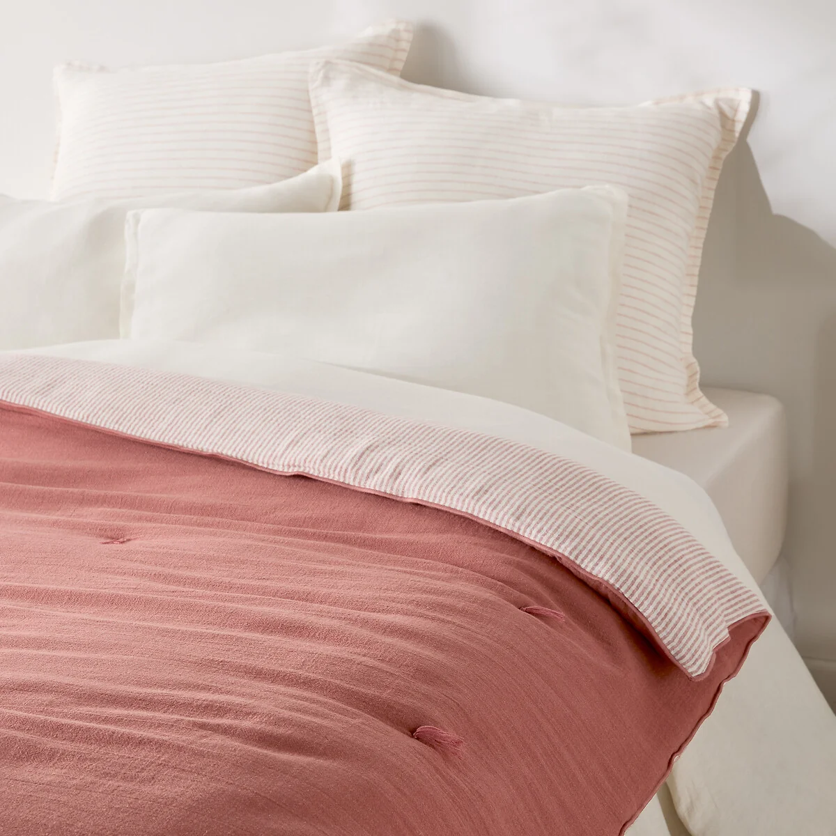 Boisseau Plain/Striped Linen/Cotton Quilted Duvet – image 3