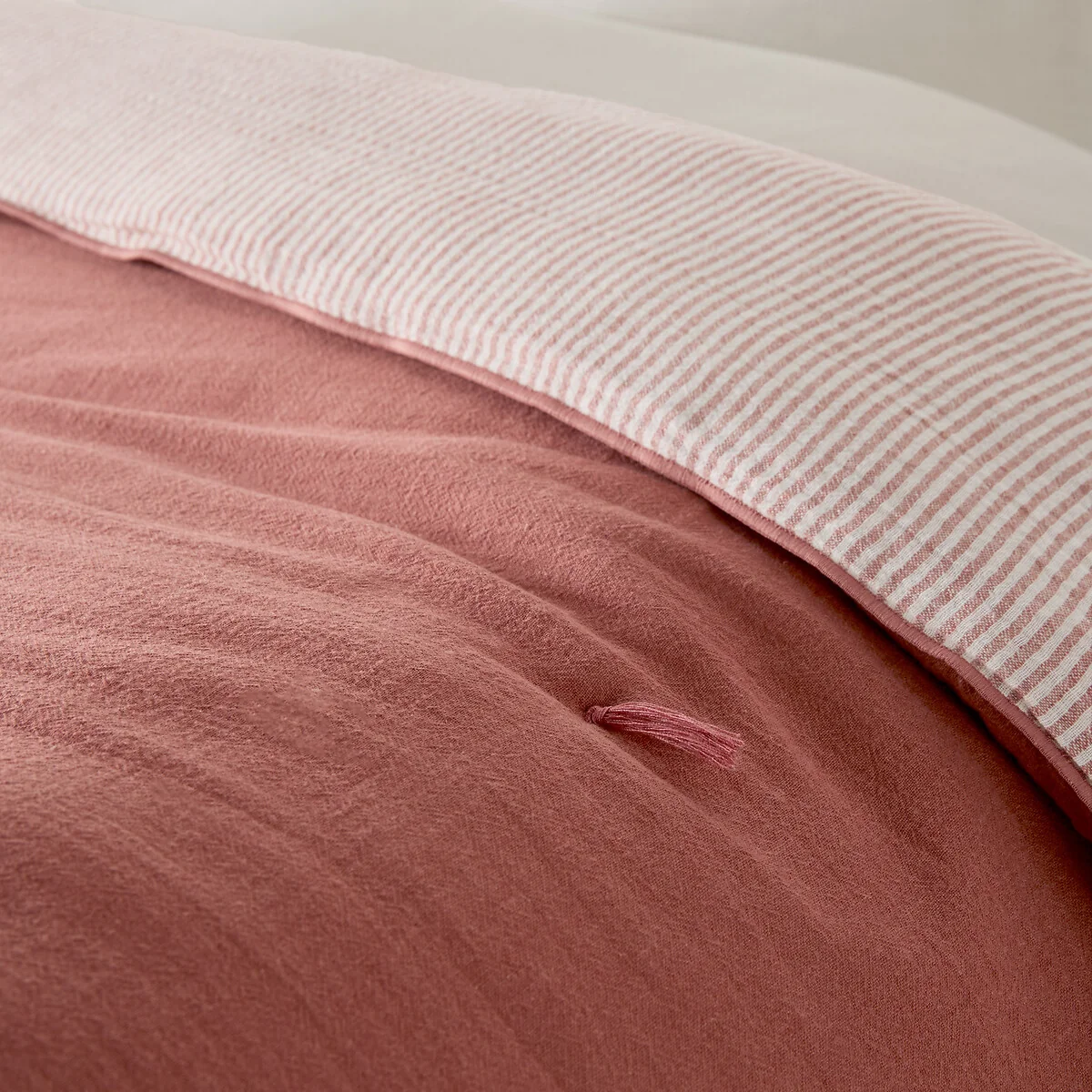 Boisseau Plain/Striped Linen/Cotton Quilted Duvet – image 4