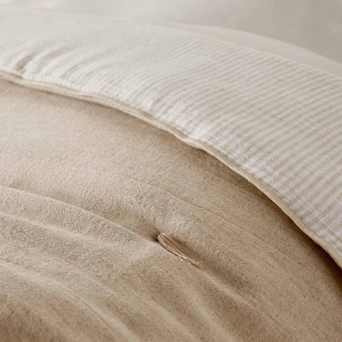 Boisseau Plain/Striped Linen/Cotton Quilted Duvet – image 4