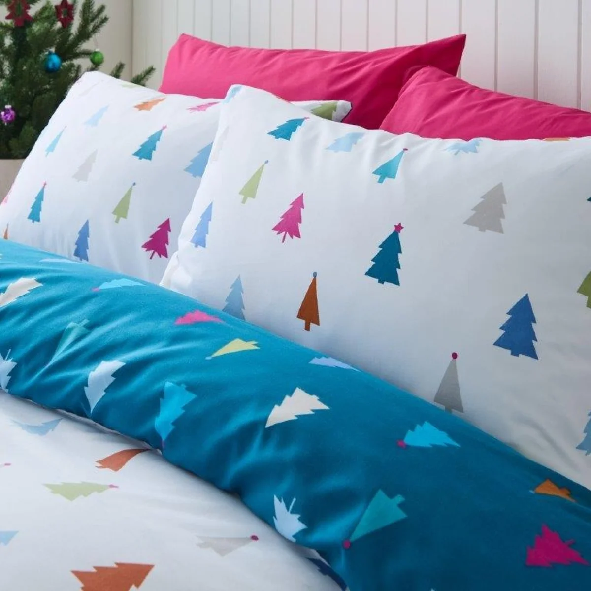 Catherine Lansfield Christmas Tree Bright Duvet Set - King In White – image 2